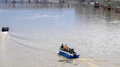 Photo of श्रीनगर में झेलम नदी में स्कूली बच्चों को ले जा रही नाव पलटने से 4 लोगों की मौत, कई के लापता होने की आशंका