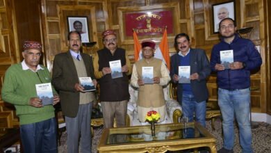 Photo of गवर्नर शिव प्रताप शुक्ला ने पुस्तक “पहाड़ बोलते हैं” का किया विमोचन