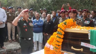 Photo of *पंचतत्व में विलीन हुए शहीद नायब सूबेदार राकेश कुमार*  ·         *राकेश कुमार अमर रहे के नारे लगाकर लोगों ने वीर जवान को दी अंतिम विदाई*