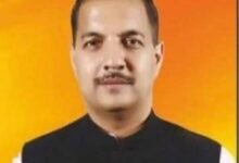 Photo of बिलासपुर। मंडी भराड़ी पुल पर दिनदहाड़े एक व्यक्ति पर डंडों और कुल्हाड़ियों से हुए हमले के बाद सदर विधायक त्रिलोक जमवाल ने प्रदेश सरकार और पुलिस प्रशासन पर तीखा हमला बोला ।