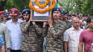 Photo of शाहपुर के शहीद सूबेदार मेजर पवन का सैन्य सम्मान के साथ अंतिम संस्कार    युवाओं तथा नगारिकों ने भारत माता की जय के उद्घोषों के साथ दी विदाई   सरकार की तरफ से विस अध्यक्ष, कृषि मंत्री तथा उपमुख्य सचेतक रहे उपस्थित