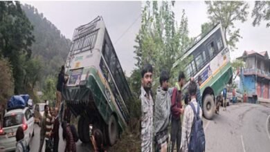 Photo of **मंडी मे अनियंत्रित होकर सड़क से बाहर निकली एचआरटीसी बस, आधी हवा में अटकी, यात्रियों में मची चीख-पुकार*