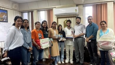 Photo of अपना पुस्तकालय के लिए क्रयाश चैरिटेबल संस्था ने उपायुक्त को भेंट की 129 पुस्तकें, नीट की तैयारियों में मिलेगी मदद