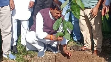 Photo of आज कारगिल विजय दिवस के अवसर पर सिरमौर जिला के रामपुर बाहरा पंचायत के शहीद कुलविन्द्र सिंह की समाधि पर पुष्प अर्पित करके हजारों-हजारों बलिदानियों को नमन किया। डॉ राजीव बिंदल