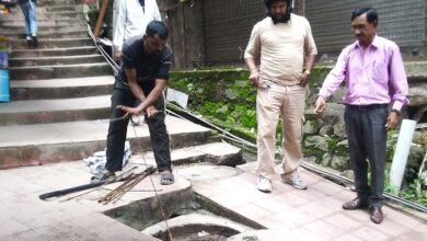 Photo of आज सोलन के वार्ड नंबर 6 में  जो सीढ़ियां राजगढ़ रोड से चौक बाजार को जाती है  सीवरेज लीकेज के कारण  पिछले काफी दिनों से  आम जनता की परेशानी थी समाधान करवाया गया।