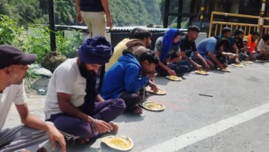 Photo of दवाडा व झलोगी के पास भूस्खलन के कारण फंसे छोटे वाहन वैकल्पिक मार्गों से सुरक्षित निकाले, यात्रियों व वाहन चालकों के लिए भोजन-पानी की समुचित व्यवस्था- उपायुक्त
