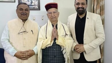 Photo of कर्ण नंदा, संदीपनी ने की पूर्व मुख्यमंत्री शांता कुमार से भेंट