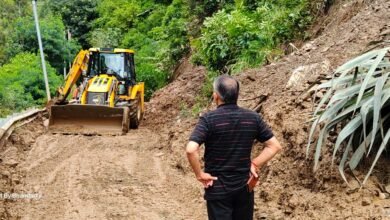 Photo of भारी बारिश व भूस्खलन के कारण बंद मुख्य सड़कों को बहाल करने का कार्य युद्ध स्तर पर जारी