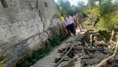 Photo of मनमोहन शर्मा ने जामन दा डोरा गांव में भारी वर्षा के कारण हुए क्षतिग्रस्त हुए मकानों का लिया जायज़ा
