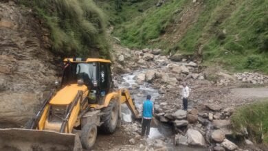 Photo of सेब को मंडियों तक पहुंचाना सरकार की प्राथमिकता- उपायुक्त  – उपायुक्त के निर्देशों के बाद लिंक रोड बहाली के लिए फील्ड में उतरे एसडीएम –