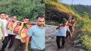 Photo of राजपुर-कुलथीना बंद, पहाड़ सी चुनौती… ग्रामीणों के कंधे ढो रहे एंबुलेंस का बोझ