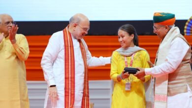 Photo of केन्द्रीय गृह एवं सहकारिता मंत्री श्री अमित शाह हिन्दी दिवस 2025 के अवसर पर गांधीनगर (गुजरात) में आयोजित पाँचवे अखिल भारतीय राजभाषा सम्मेलन में मुख्य अतिथि के रूप में शामिल हुए