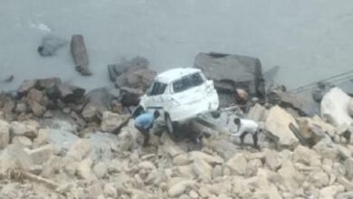 Photo of *चंबा में दर्दनाक हादसा: MBBS प्रशिक्षुओं की कार रावी नदी में गिरी, 1 की मौत, युवती लापता, 2 गंभीर घायल*