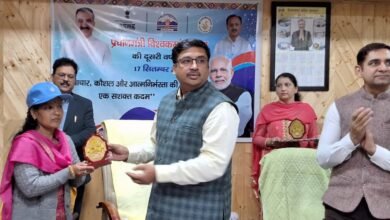 Photo of उद्योग विभाग ने मनाई विश्वकर्मा योजना की दूसरी वर्षगांठ एसीएस ने कारीगरों को हिमाचली शिल्पकला को देशभर में प्रदर्शित करने के लिए सम्मानित किया