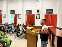 Photo of शूलिनी विश्वविद्यालय में पत्रकारिता और एआई पर प्रेरक सत्र, सीपीजे प्रतिनिधि कुणाल मजूमदार ने छात्रों को दिए नैतिक पत्रकारिता के मंत्र