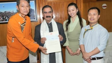 Photo of शिमला में तिब्बती सेटलमेंट ऑफिसर तेनजिन नोरबू ने महामहिम दलाई लामा की ओर से मुख्यमंत्री ठाकुर सुखविंदर सिंह सुक्खू को मुख्यमंत्री राहत कोष हेतु 10,01,100 रुपये का चेक  किया भेंट ।