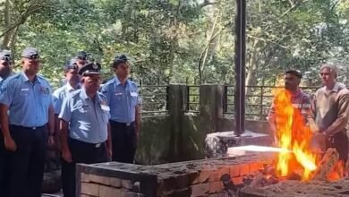 Photo of मशहूर फौजी भाई  को श्रद्धांजलि देने पहुंचे एयरफोर्स के अधिकारी  सैन्य सम्मान के साथ हुआ अंतिम संस्कार, परिजनों को सौप तिरंगा