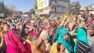 Photo of *अंतिम संस्कार से पहले न्याय की मांग, रंजना के शव को NH पर रखकर ग्रामीणों ने किया चक्का जाम*
