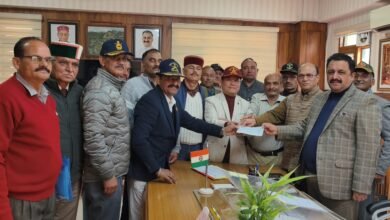 Photo of आपदा राहत कोष के लिए एक्स सर्विसमेन लीग ने भेंट किया 70 हजार का चैक, डीसी सोलन ने जताया आभार