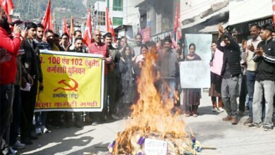 Photo of Mandi में एम्बुलैंस कर्मचारियों का उग्र प्रदर्शन: चौहाटा बाजार में ‘शव यात्रा’ निकाल सरकार का पुतला फूंका