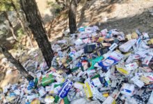 Photo of सोलन के बसाल में खुले में फेंकी एक्सपायरी दवाइयां, इंजेक्शन और ग्लूकोज की बोतलें बरामद