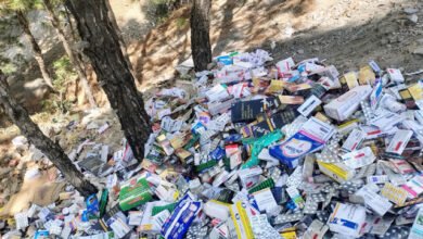 Photo of सोलन के बसाल में खुले में फेंकी एक्सपायरी दवाइयां, इंजेक्शन और ग्लूकोज की बोतलें बरामद