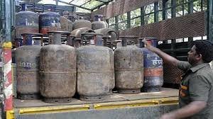 Photo of मध्य एशिया तनाव का असर: पेट्रोल-डीजल महंगा, LPG संकट गहराया, महंगाई से आम आदमी पर डबल मार