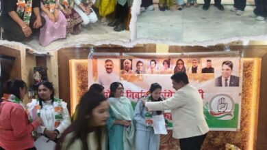 Photo of सोलन में कांग्रेस को मजबूती: कर्नल संजय शांडिल के नेतृत्व में 19 युवाओं ने थामा हाथ