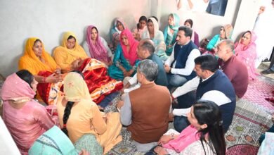 Photo of गोपालपुर पहुंचे जयराम ठाकुर, परिजनों से मिलकर जताया दुःख; जांच और कानून व्यवस्था पर उठाए सवाल