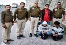 Photo of मंडी मे नशा तस्करों पर पुलिस का शिकंजा, चरस की खेप के साथ बाइक और बस सवार 3 युवक गिरफ्तार