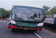 Photo of हमीरपुर में HRTC बस और ट्रक की जोरदार टक्कर, चालक घायल