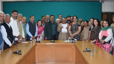 Photo of सोलन: ज़िला रेडक्रॉस समिति का सराहनीय कार्य, उपायुक्त मनमोहन शर्मा ने बढ़ाई सहभागिता और सेवाभाव पर दिया जोर