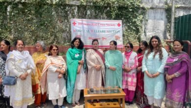 Photo of मानसिक पुनर्वास केंद्र पहुंचीं लेडी गवर्नर, मरीजों को बांटे फल-मिठाइयां