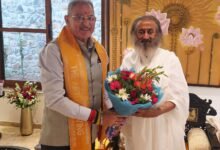 Photo of शांति और सद्भाव के संदेश को लेकर राज्यपाल ने सराहा श्री श्री रविशंकर जी का योगदान