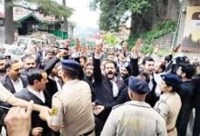 Photo of प्रदर्शनकारी वकीलों पर FIR, प्रतिबंधित क्षेत्र में प्रदर्शन और सडक़ जाम करने का आरोप, जांच शुरू