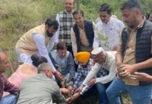Photo of पर्यावरण बचाना है तो हरित क्रांति लानी होगी : डॉ. सिकंदर कुमार  विश्व पर्यावरण दिवस पर तारादेवी में स्वच्छता अभियान में की सहभागिता, पर्यावरण संरक्षण का दिया संदेश  पेड़ लगाएं, पर्यावरण बचाएं; हरियाली बढ़ाएं, जीवन मुस्कुराएं : डॉ. सिकंदर कुमार  शिमला।  विश्व पर्यावरण दिवस के अवसर पर भाजपा के राज्यसभा सांसद डॉ. सिकंदर कुमार ने शिमला ग्रामीण विधानसभा क्षेत्र के तारादेवी में आयोजित स्वच्छता अभियान में सहभागिता कर पर्यावरण संरक्षण और स्वच्छता का संदेश दिया। इस अवसर पर उन्होंने उपस्थित लोगों को विश्व पर्यावरण दिवस की शुभकामनाएं देते हुए प्रकृति संरक्षण के लिए सामूहिक प्रयासों का आह्वान किया।  डॉ. सिकंदर कुमार ने कहा कि पर्यावरण हमारे जीवन का आधार है। हमें शुद्ध वायु, स्वच्छ जल और जीवन के लिए आवश्यक संसाधन प्रकृति से ही प्राप्त होते हैं। यदि पर्यावरण सुरक्षित रहेगा तो मानव जीवन भी सुरक्षित रहेगा। इसलिए पर्यावरण संरक्षण केवल एक दिन का विषय नहीं, बल्कि हम सभी की निरंतर जिम्मेदारी है।  उन्होंने अपने संबोधन की शुरुआत एक शायरी के साथ करते हुए कहा—  “पेड़ लगाएं, पर्यावरण बचाएं, हरियाली बढ़ाएं, जीवन मुस्कुराएं।”  उन्होंने कहा कि आज विश्व पर्यावरण दिवस के अवसर पर हमें यह संकल्प लेना चाहिए कि हम अधिक से अधिक पौधे लगाएंगे और उनके संरक्षण की जिम्मेदारी भी निभाएंगे। केवल पौधारोपण ही पर्याप्त नहीं है, बल्कि पौधों को वृक्ष बनने तक उनकी देखभाल करना भी उतना ही आवश्यक है।  डॉ. सिकंदर कुमार ने कहा कि बढ़ती आबादी, औद्योगिकीकरण, अनियोजित विकास और आधुनिक जीवनशैली के कारण पर्यावरण पर गंभीर संकट उत्पन्न हो रहा है। लगातार जंगलों की कटाई, वायु एवं जल प्रदूषण तथा प्लास्टिक के बढ़ते उपयोग ने प्रकृति के संतुलन को प्रभावित किया है। यदि समय रहते प्रभावी कदम नहीं उठाए गए तो आने वाली पीढ़ियों को गंभीर चुनौतियों का सामना करना पड़ सकता है।  उन्होंने कहा कि प्रधानमंत्री नरेंद्र मोदी के नेतृत्व में “एक पेड़ मां के नाम” जैसे अभियान पर्यावरण संरक्षण को जन आंदोलन बनाने की दिशा में महत्वपूर्ण प्रयास हैं। समाज के प्रत्येक व्यक्ति को पर्यावरण संरक्षण की इस मुहिम से जुड़ना चाहिए।  डॉ. सिकंदर कुमार ने कहा कि पर्यावरण बचाना है तो हरित क्रांति लानी होगी। इसके लिए प्रत्येक नागरिक को पौधारोपण, स्वच्छता और प्राकृतिक संसाधनों के संरक्षण के लिए आगे आना होगा। उन्होंने लोगों से प्लास्टिक के उपयोग को कम करने, जल संरक्षण करने और अपने आसपास स्वच्छता बनाए रखने का आग्रह किया।  कार्यक्रम में गुरमीत सिंह, प्रमोद ठाकुर, प्यार सिंह कंवर, तिलक राज, रणदीप कंवर, अलका कंवर सहित अन्य गणमान्य लोग एवं भाजपा कार्यकर्ता उपस्थित रहे।