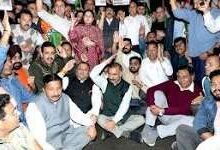 Photo of जंतर मंतर पर लाठीचार्ज के खिलाफ धरने पर CM, मंत्रियों, नेताओं के साथ लोकभवन के बाहर किया प्रदर्शन