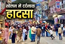 Photo of सोलन में दर्दनाक हादसा, सड़क किनारे बैठी महिला और युवक गहरी ढांक में गिरे, महिला की मौत