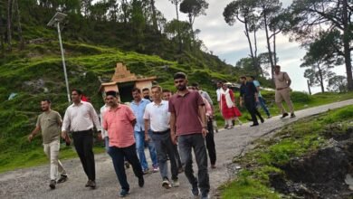 Photo of अधिकारियों सहित आपदा प्रभावित क्षेत्र बोह पहुंचे केवल सिंह पठानिया