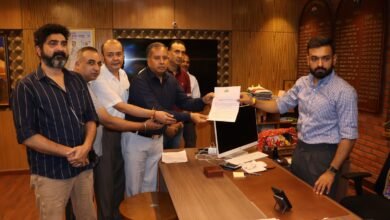 Photo of कुल्लू के अखाड़ा बाज़ार इलाके में घरों के ऊपर मलबा और बड़े पत्थर खतरनाक ढंग से लटके हुए हैं।