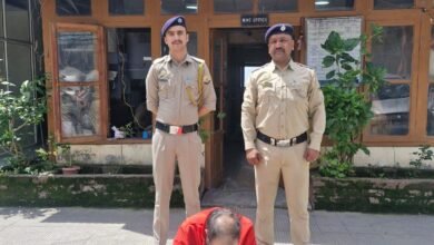 Photo of शिमला के क्रोसिंग के समीप पुलिस को संदिग्ध लगी व्यक्ति की गतिविधियां, तलाशी ली तो व्यक्ति के पास से निकला चिट्टा, गिरफ्तार