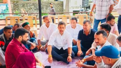 Photo of बोह पंचायत के आपदा प्रभावित परिवारों से मिले लोक निर्माण मंत्री विक्रमादित्य सिंह