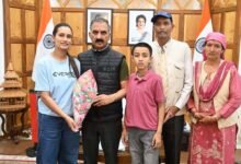 Photo of मुख्यमंत्री ने एवरेस्ट विजेता रुचि ठाकुर को किया सम्मानित