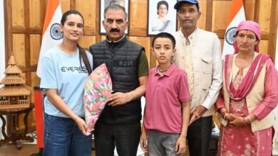 Photo of मुख्यमंत्री ने एवरेस्ट विजेता रुचि ठाकुर को किया सम्मानित