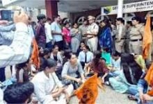 Photo of मंडी DC ऑफिस के बाहर हाई वोल्टेज ड्रामा! पुलिस से तीखी नोकझोंक के बीच ABVP ने फूंका CM का पुतला