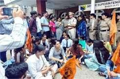 Photo of मंडी DC ऑफिस के बाहर हाई वोल्टेज ड्रामा! पुलिस से तीखी नोकझोंक के बीच ABVP ने फूंका CM का पुतला
