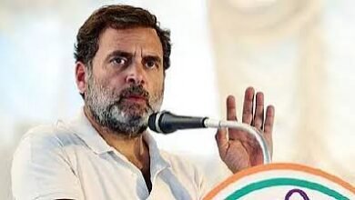 Photo of दिल्ली में राहुल गांधी के आवास के बाहर हंगामा, पुलिस ने प्रदर्शनकारियों को हिरासत में लिया
