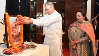 Photo of राज्यपाल कविंदर गुप्ता ने पूर्व प्रधानमंत्री अटल बिहारी वाजपेयी को पुण्यतिथि पर श्रद्धांजलि अर्पित की, हिमाचल से उनके विशेष लगाव को किया याद