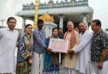 Photo of तिरुपति बालाजी मंदिर में राज्यपाल कविंदर गुप्ता ने की पूजा-अर्चना, जम्मू-कश्मीर और हिमाचल के बीच आध्यात्मिक पर्यटन सर्किट बनाने पर दिया जोर
