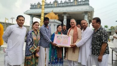 Photo of तिरुपति बालाजी मंदिर में राज्यपाल कविंदर गुप्ता ने की पूजा-अर्चना, जम्मू-कश्मीर और हिमाचल के बीच आध्यात्मिक पर्यटन सर्किट बनाने पर दिया जोर